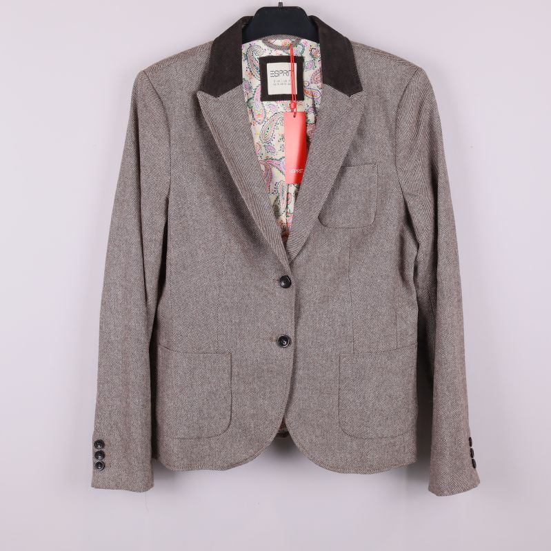 Framsidan av blazer med kontrastkrage och fickor