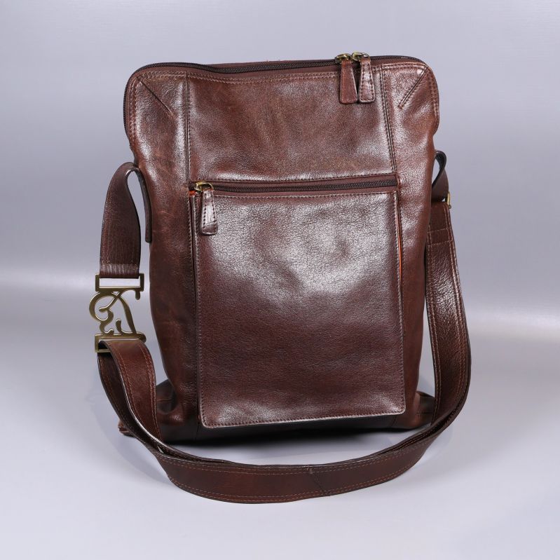 Brun axelremsväska med ytterficka framtill