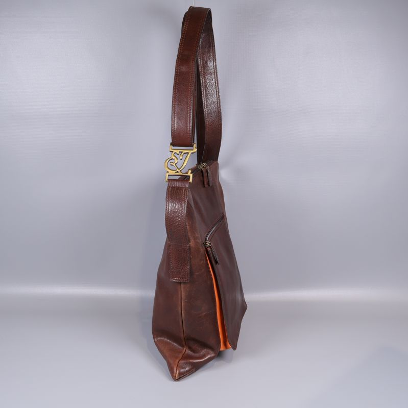 Brun axelremsväska sedd från sidan med bred rem