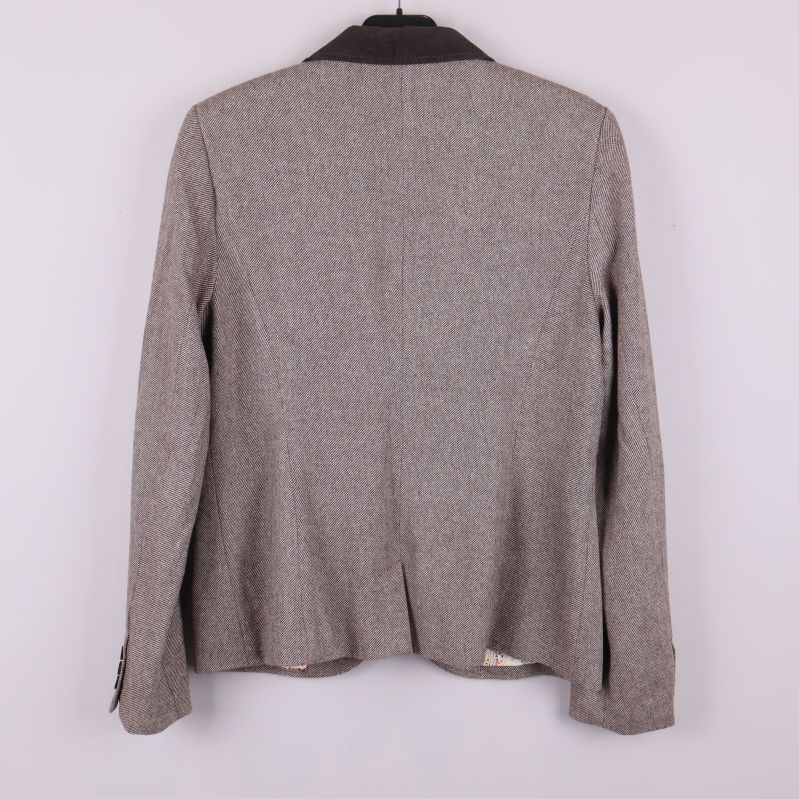 Baksidan av blazer i fiskbensmönster