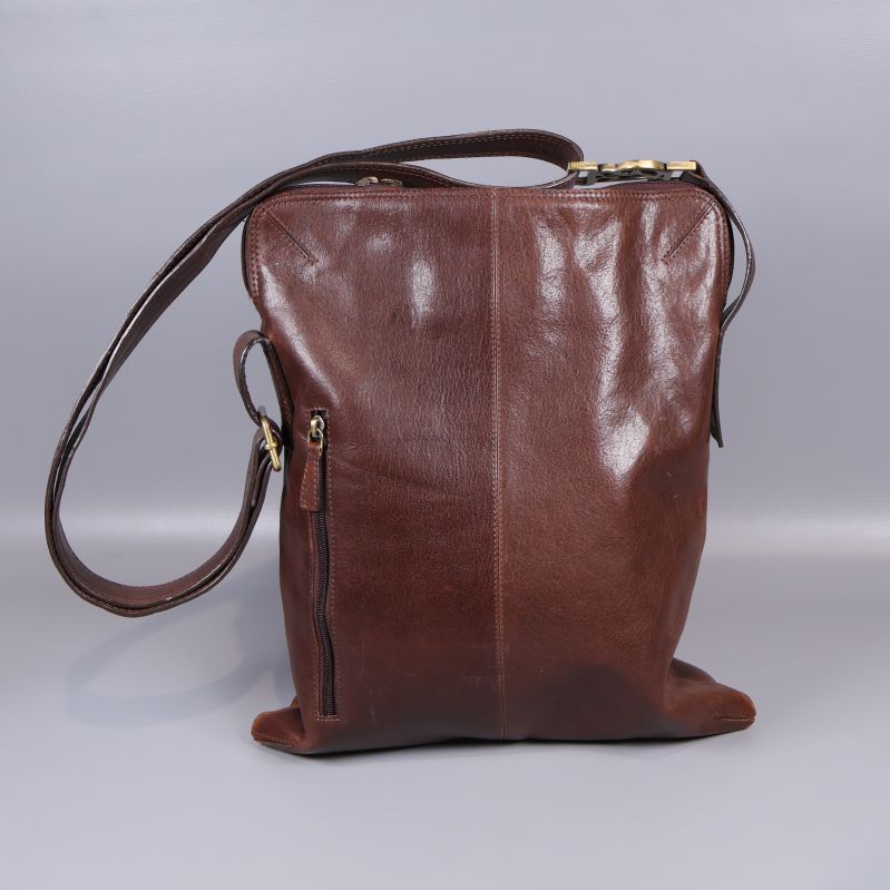Baksidan av brun axelremsväska i läder
