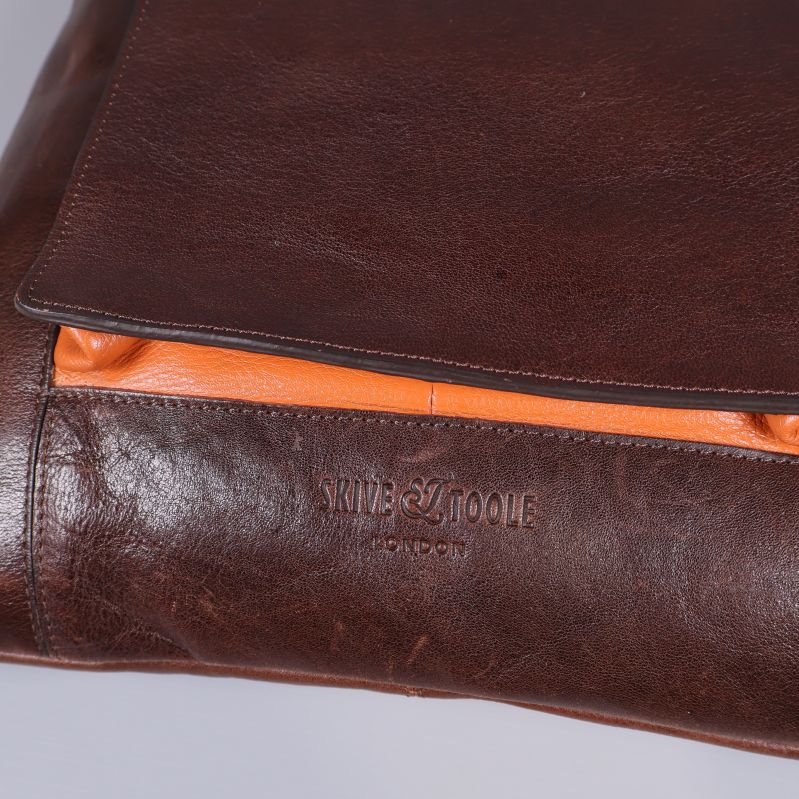 Präglad logotyp Knue & Toole London på läder