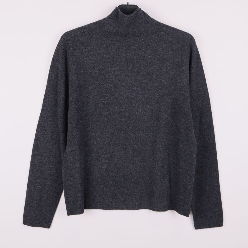 Mörkgrå stickad polotröja framifrån mot vit bakgrund