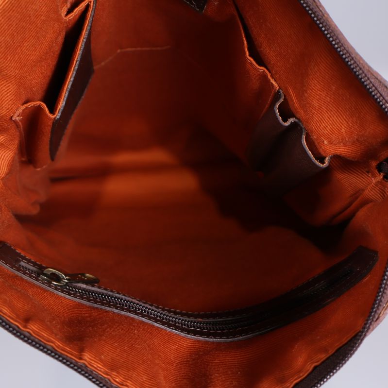 Insidan av väskan med orange textil och fickor