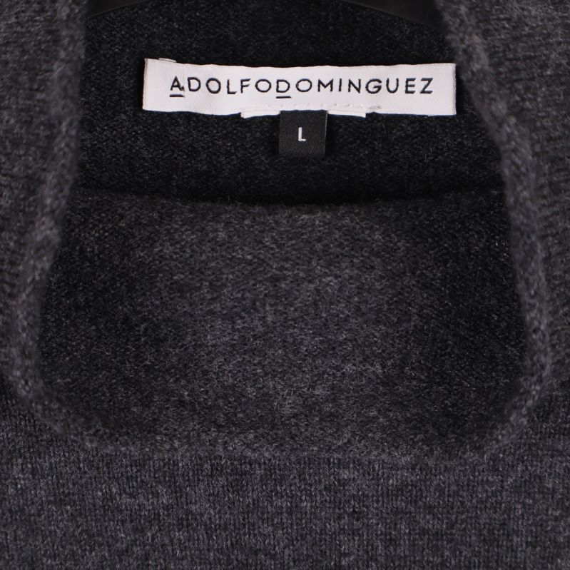 Etikett inuti tröjan med Adolfo Dominguez och storlek L