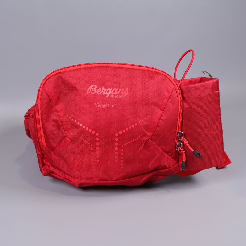 Frontvy på röd midjeväska med dragkedja