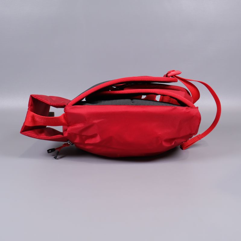 Undersida av röd midjeväska med slät botten