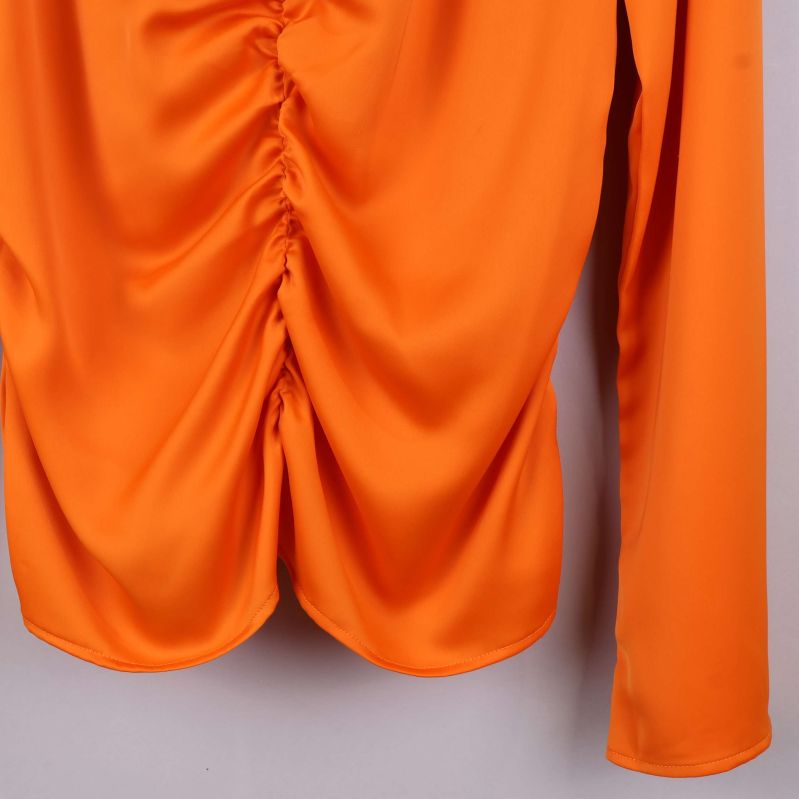 Detaljer av rynkad blus