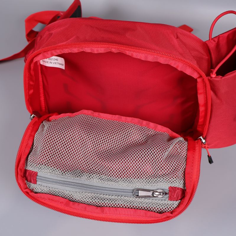 Öppen midjeväska visar meshficka inuti