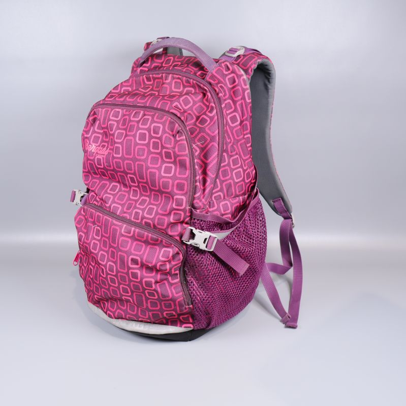 Helbild på lila ryggsäck med flera fack och mesh