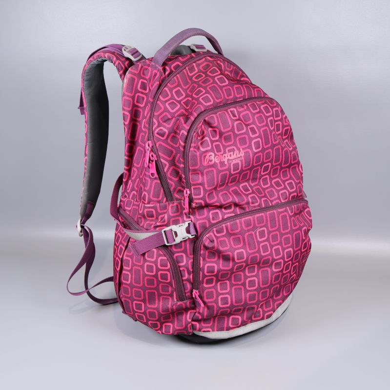 Lila ryggsäck från sidan med synliga spännen