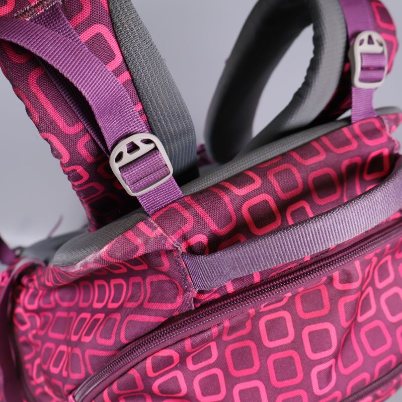 Detaljbild på remmar och spännen i lila nyans