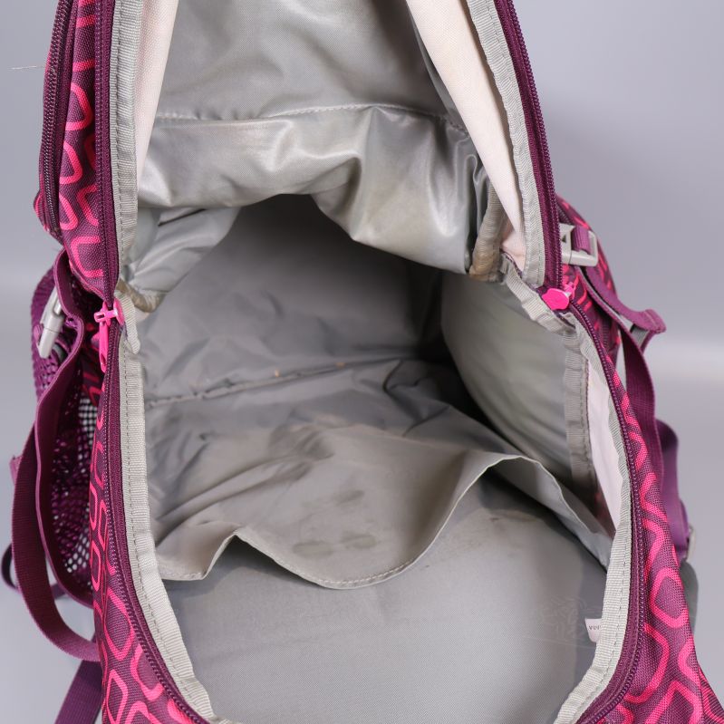 Insidan av ryggsäcken med grått innerfoder