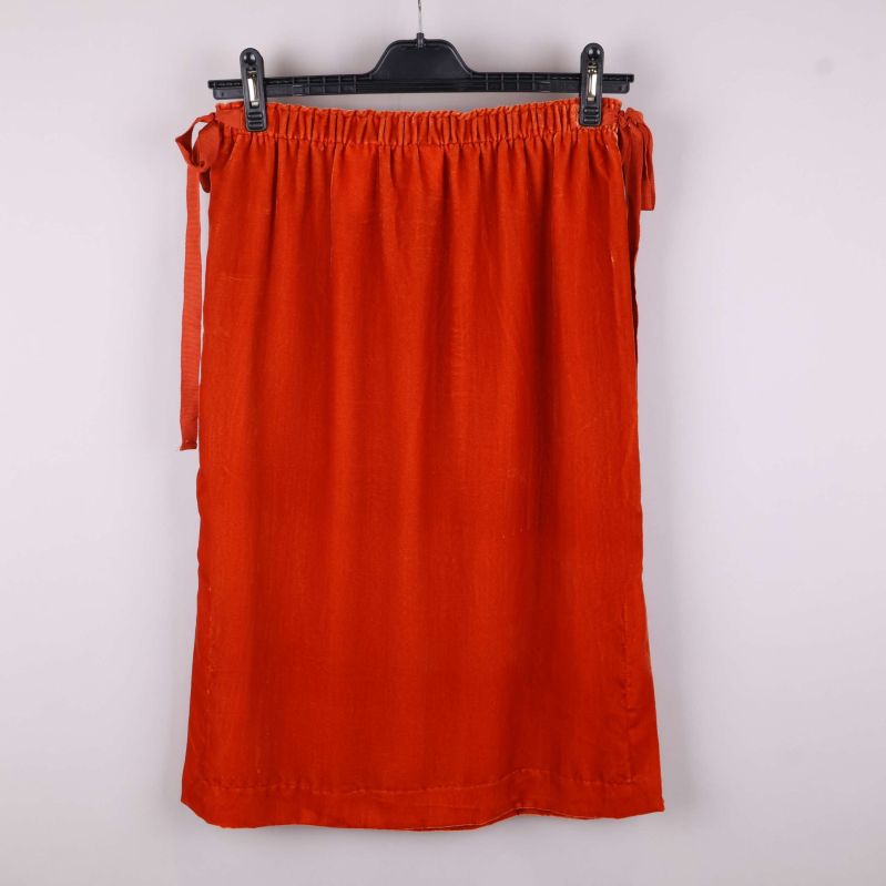 Baksidan av röd kjol