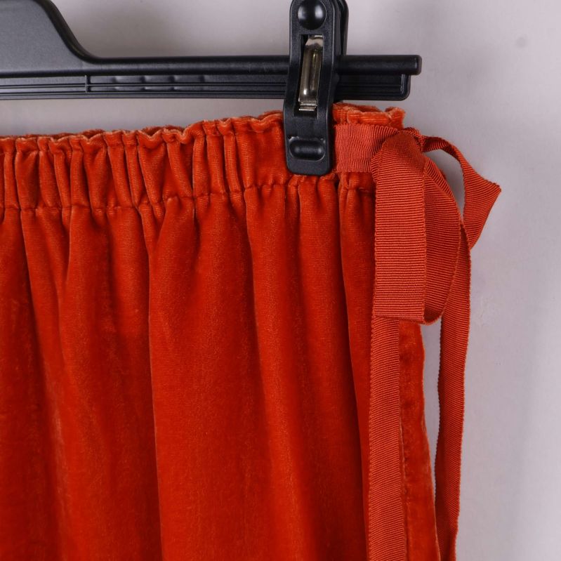 Resårmidja och knytdetaljer