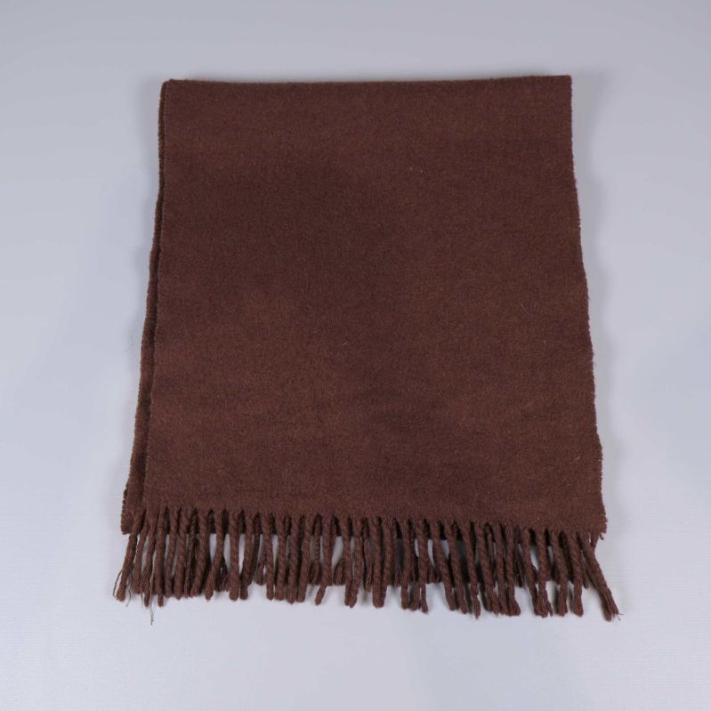 Brun halsduk med fransar lagd platt