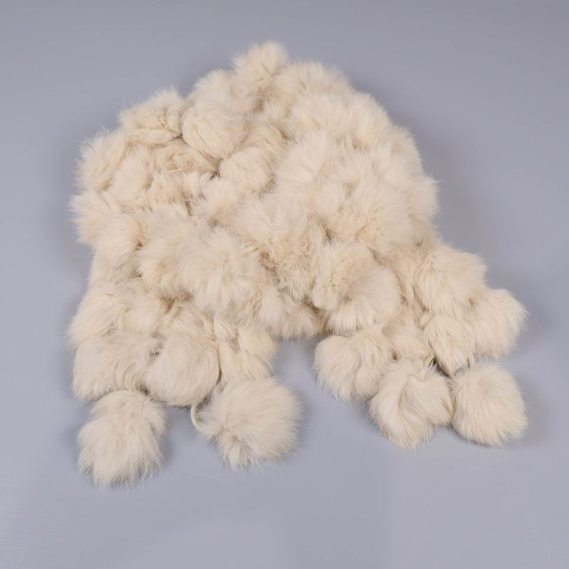 Halsduk i ljus päls material 