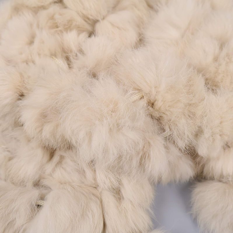 Närbild på päls halsdukens mjuka tofsar