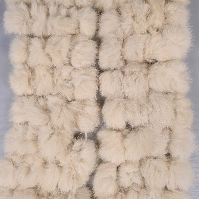 Tvådelad halsduk i ljus päls med räta linjer