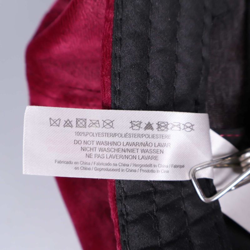 Tvättetikett som visar 100% polyester