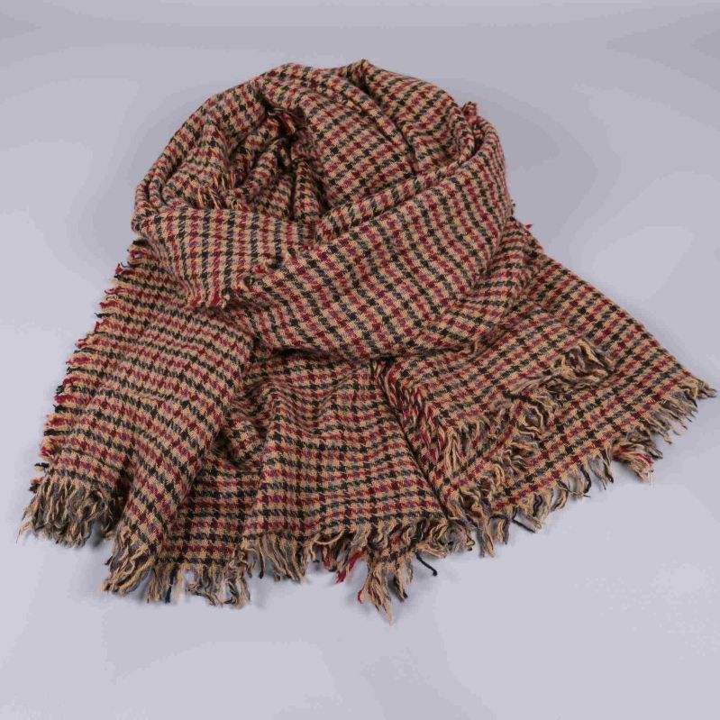 Halsduken ihopvikt i myskänsla, fransar synliga