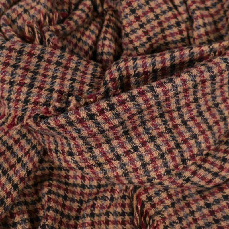 Vikta partier av halsduken som visar tyg och mönster