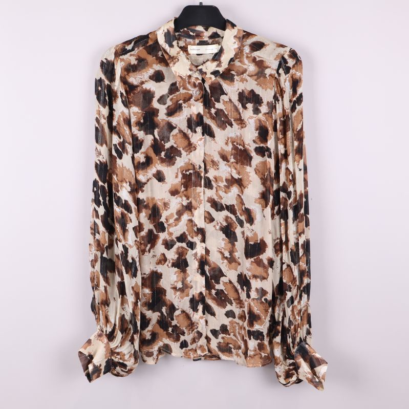 Blommig långärmad blus på galge framifrån