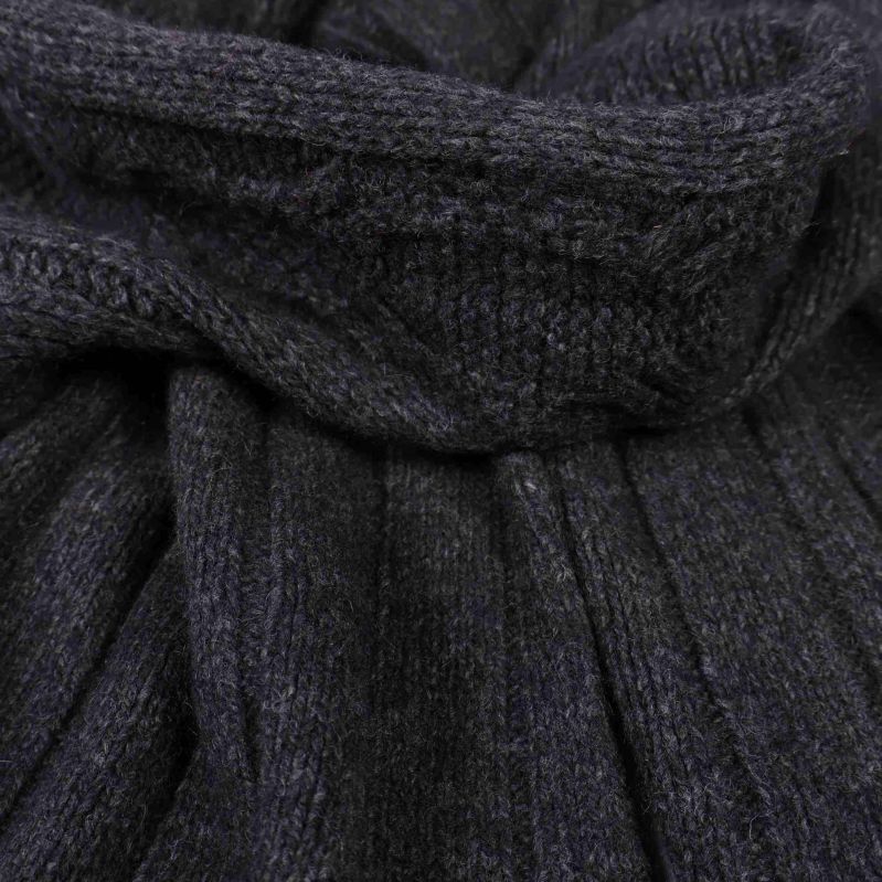 Närbild på grovstickad yta i mörkgrått garn