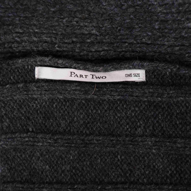 Närbild på Part Two-etikett på halsduken