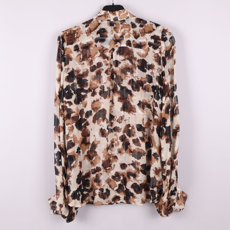 Blommig långärmad blus på galge bakifrån