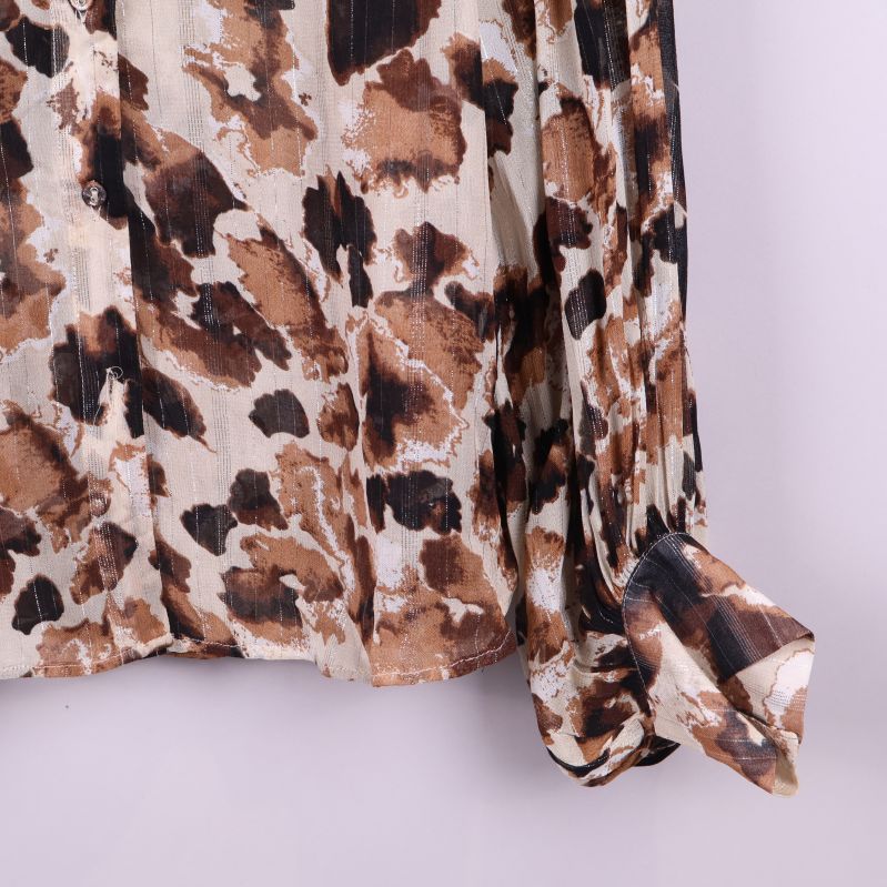 Närbild på blusens nedre del och lång ärm