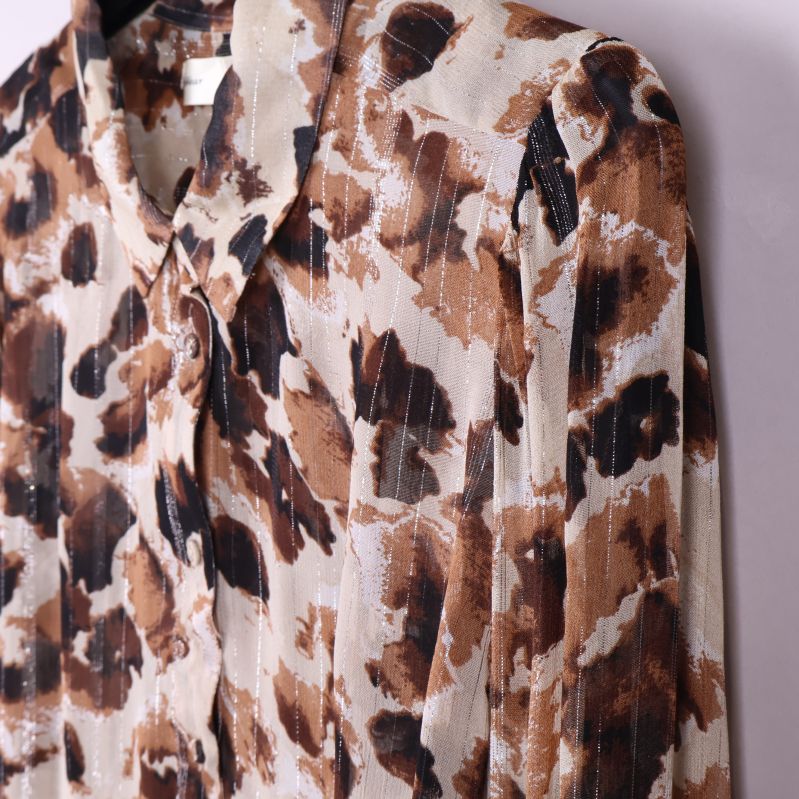 Närbild på axel och ärm med blommigt mönster