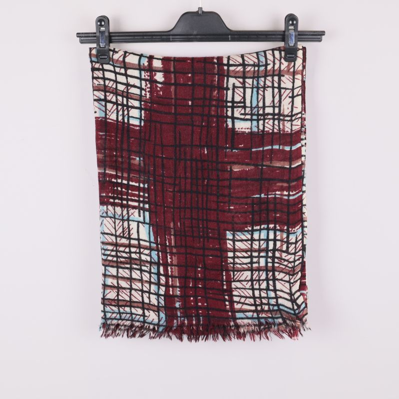 Scarfen vikt med tydligt rutigt mönster och franskant