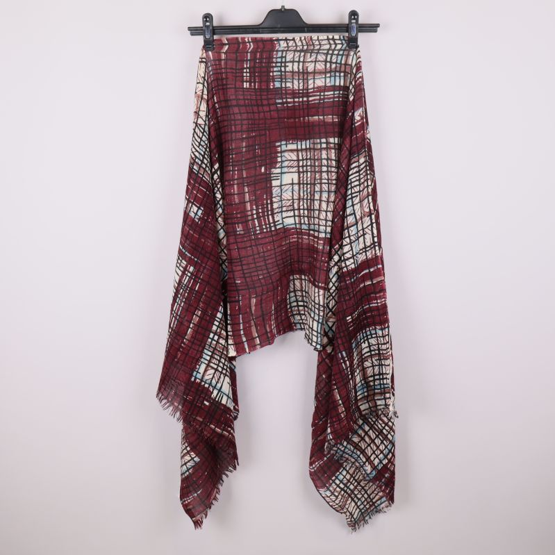 Scarfen hängande, visar storlek och fall