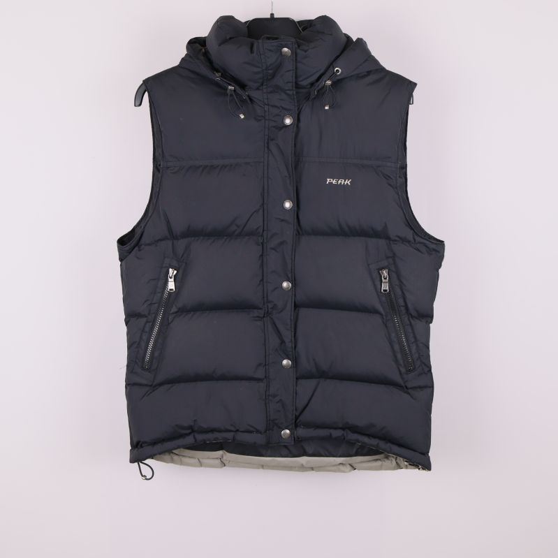 Mörk vadderad väst med huva och dragkedjor framifrån