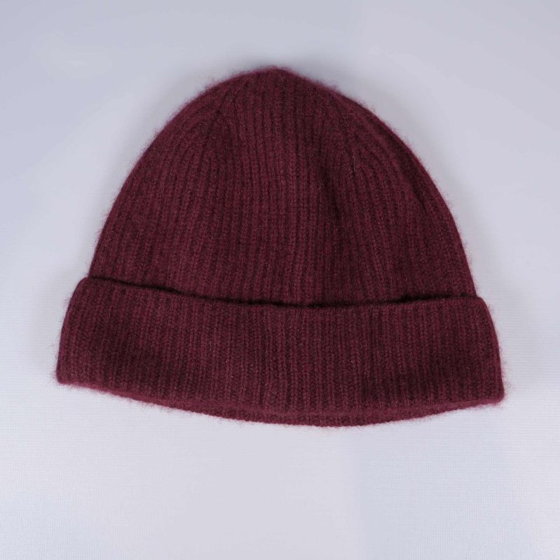 Vinröd ribbstickad mössa med enkel design