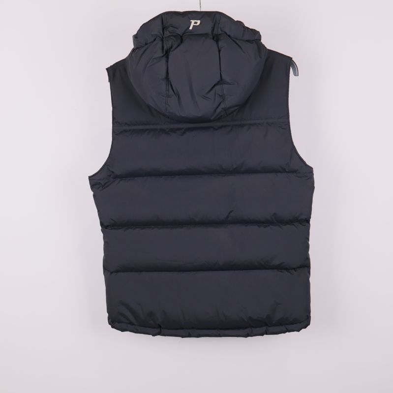 Vadderad väst bakifrån med huva och enkel design