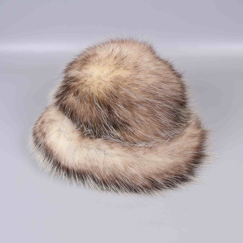 Pälsmössa med fluffig bred kant sedd snett framifrån