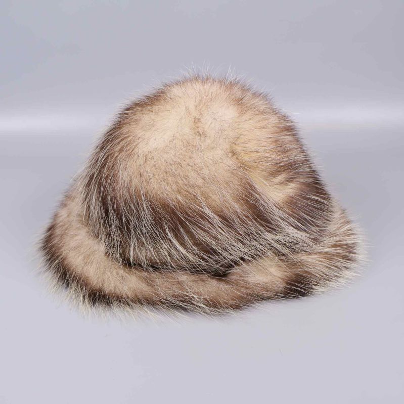 Pälsmössa sedd från sidan mot enfärgad bakgrund