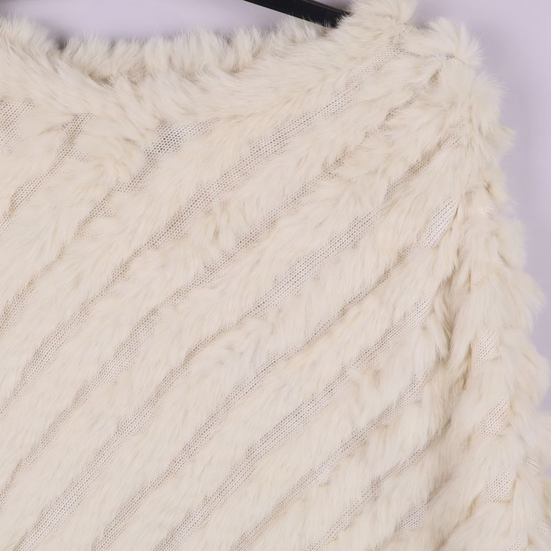 Närbild på ponchons strukturerade päls