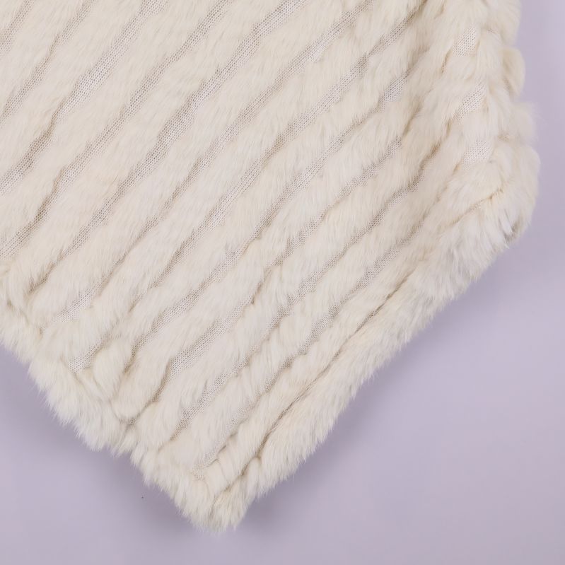 Närbild på nedre hörn av pälsponcho