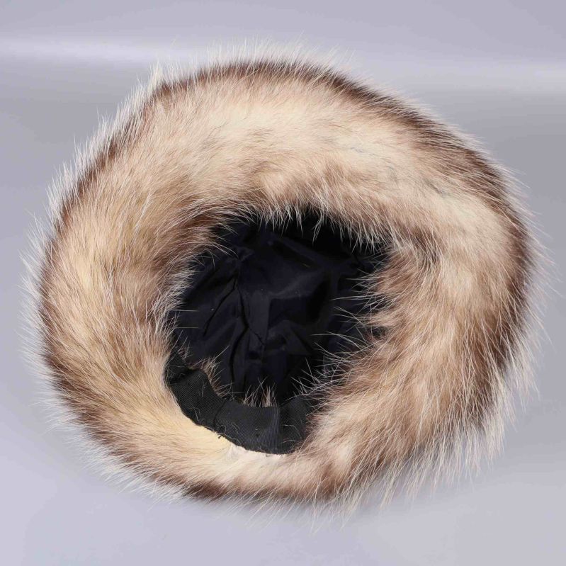 Pälsmössans insida med svart foder visas i närbild