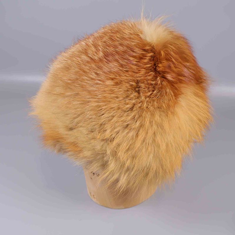 Pälsmössa i varma toner på dockhuvud