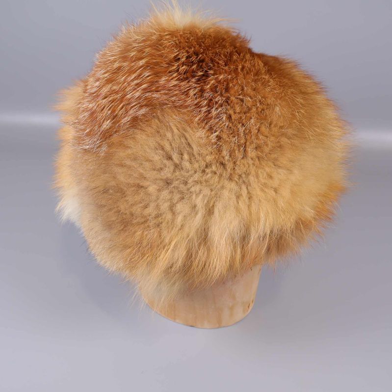Pälsmössa sedd bakifrån med brun och beige päls
