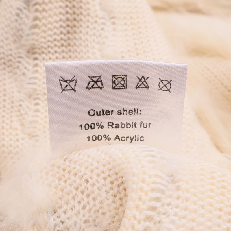 Materialetikett: 100% kaninpäls, 100% akryl