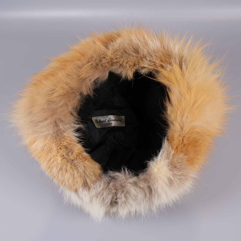 Insida av mössa med svart tygfoder