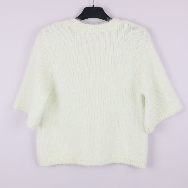 Stickad ljus tröja med korta ärmar bakifrån 