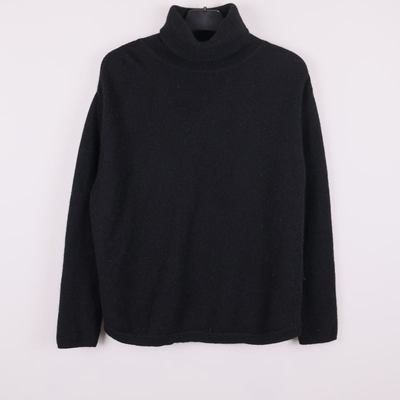 Svart polotröja med lång ärm och hög krage framifrån