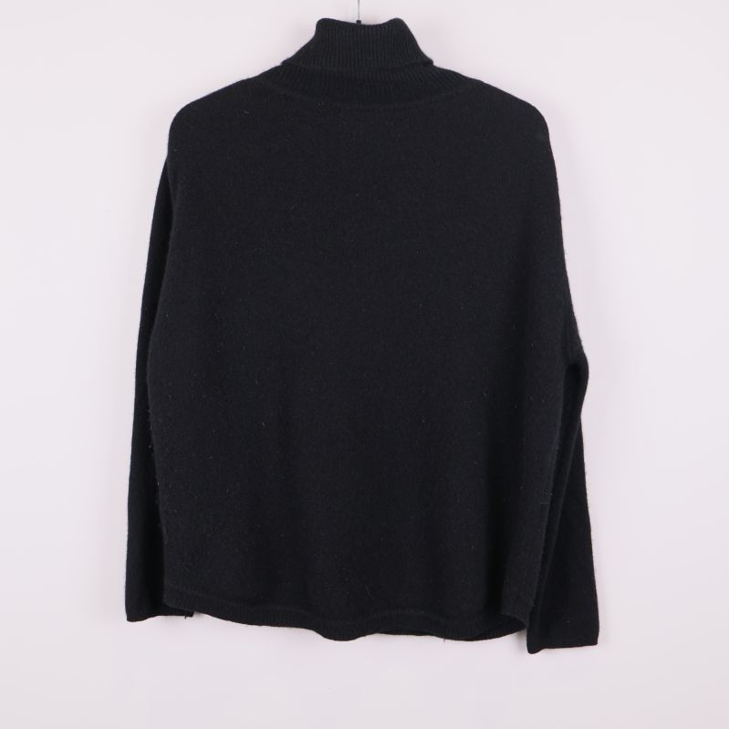 Svart polotröja sedd bakifrån med enkel design