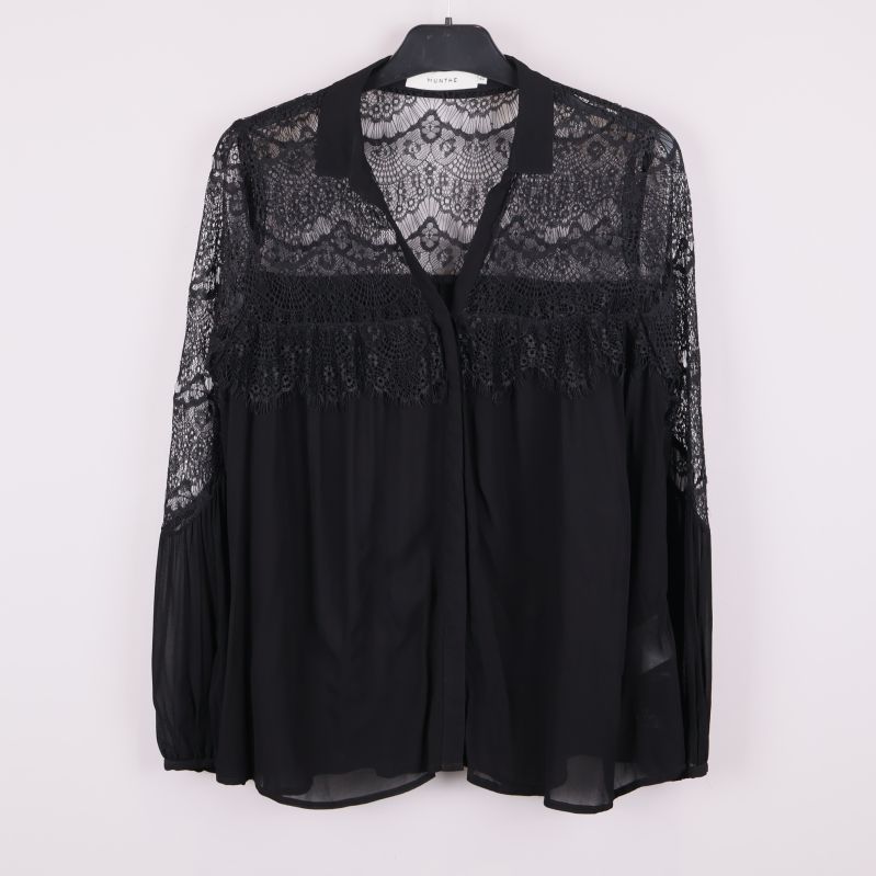 Svart blus med spetsdetaljer framtill 